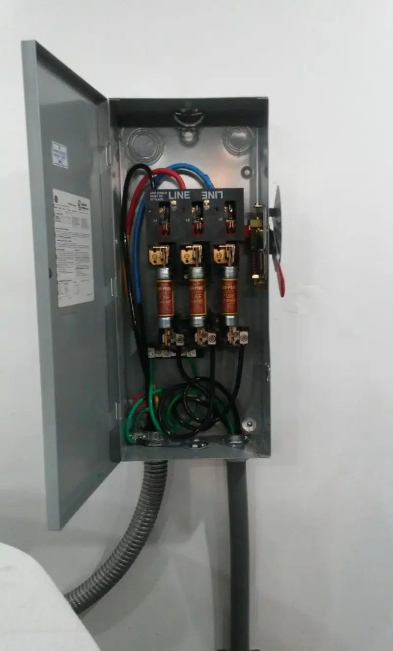 Three-phase disconnect switch installed for Smoke Detector Installation in Yuma
